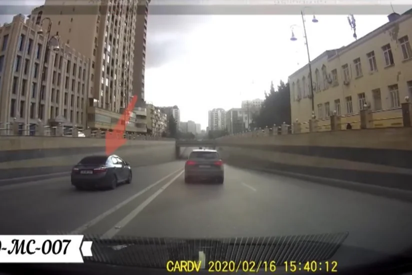 В центре Баку автомобиль выехал на встречную полосу - ВИДЕО