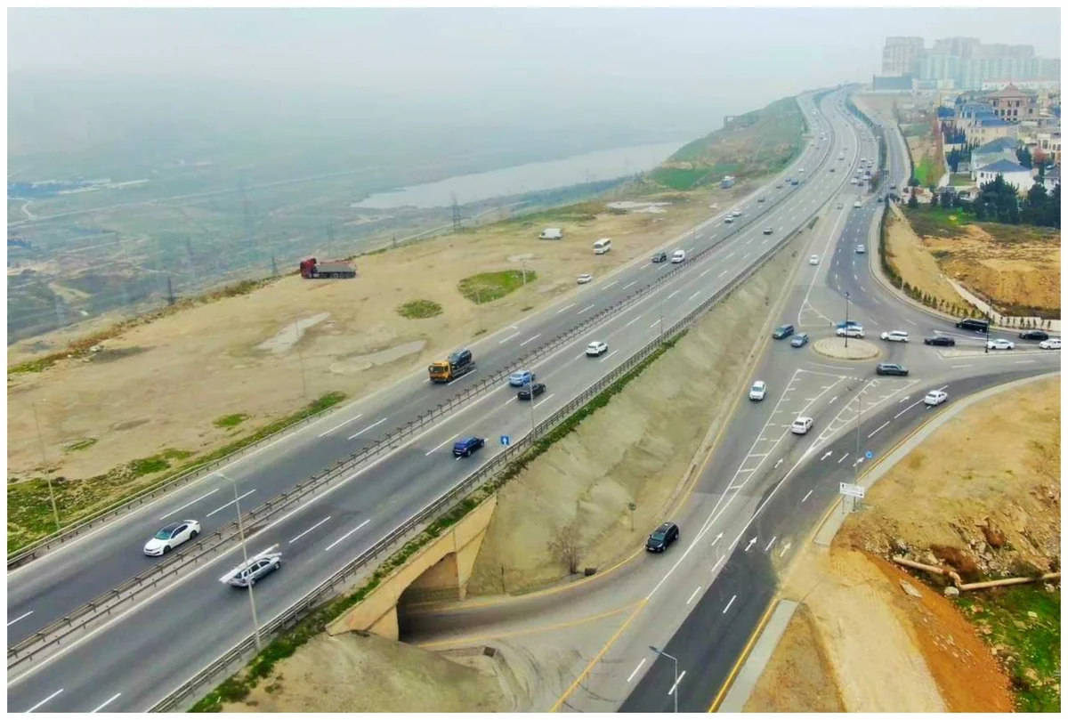 Bakıda daha bir küçədən Dairəvi yola çıxışda genişləndirmə işləri aparılıb