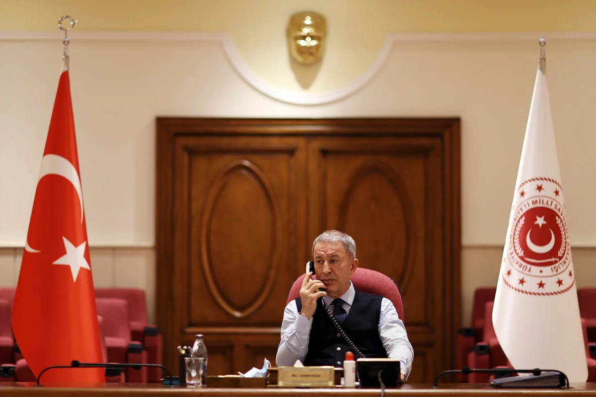 Türkiyə və Ukraynanın müdafiə nazirləri humanitar dəhlizlər barədə danışıb