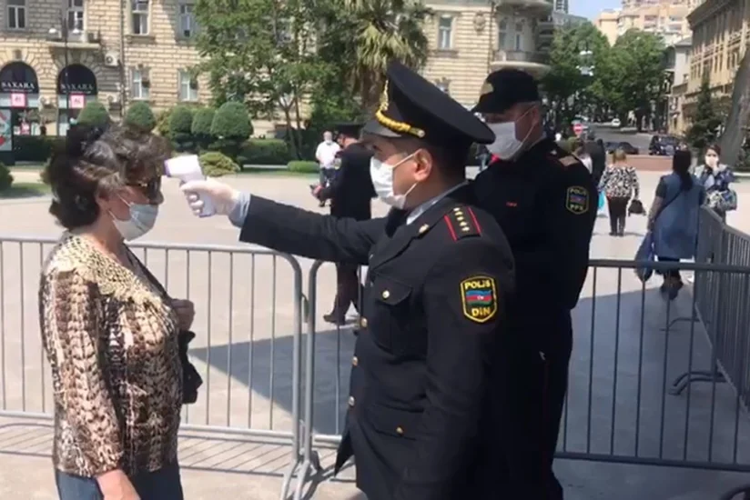 В Баку на входах в метро полиция измеряет температуру граждан - ВИДЕО