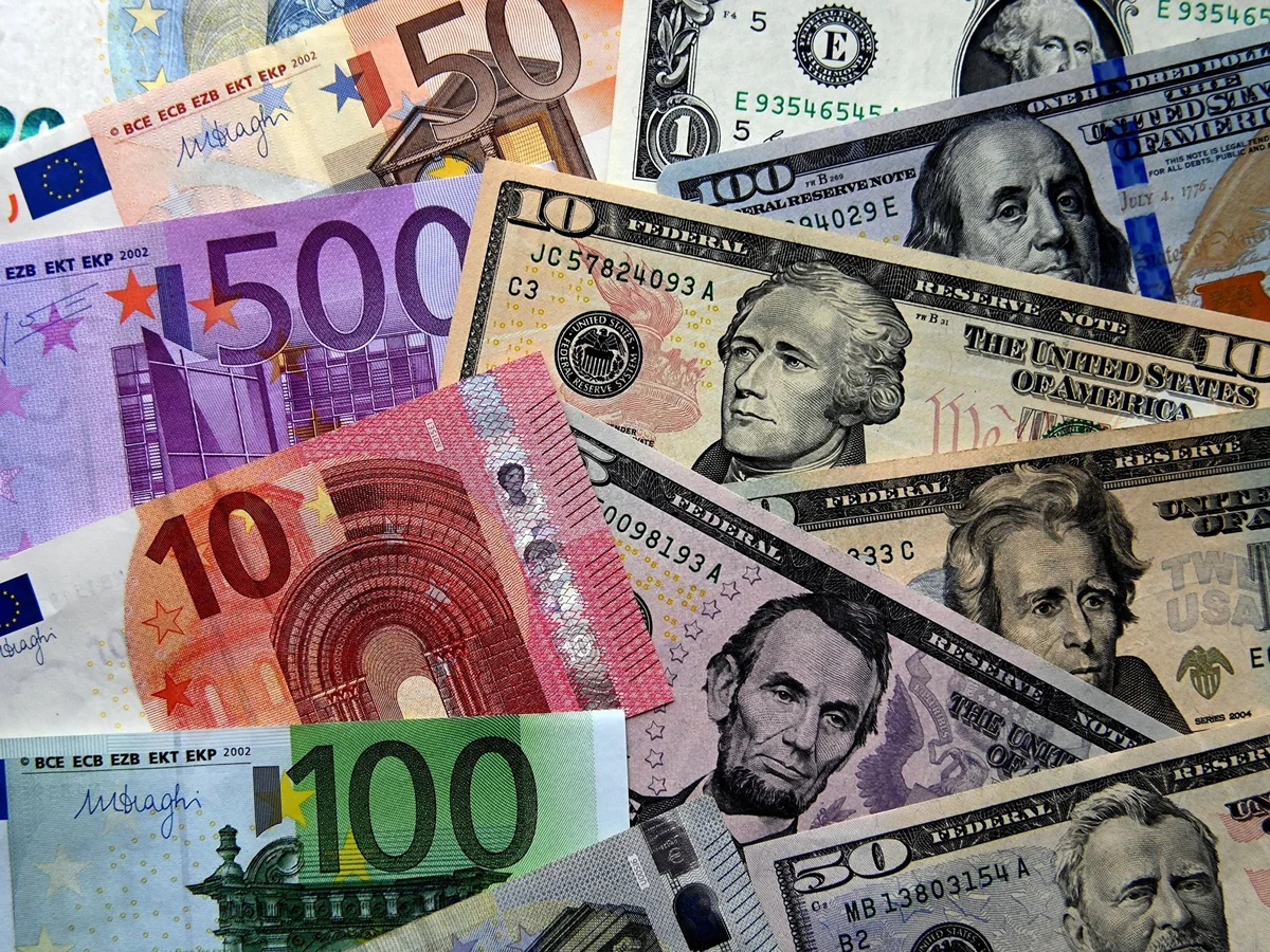 Курс евро подешевел к доллару на решениях ЕЦБ и ФРС