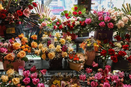 Pandemiyada gül və hədiyyə satışı: razı və narazı olanlar var - VİDEOSORĞU