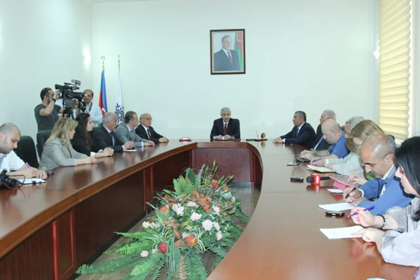 YAP 700 mininci üzvünə üzvlük vəsiqəsi təqdim edib