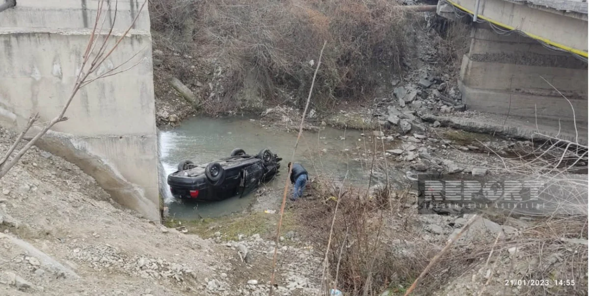 Şəkidə iki avtomobil toqquşub, biri çaya düşüb, xəsarət alan var