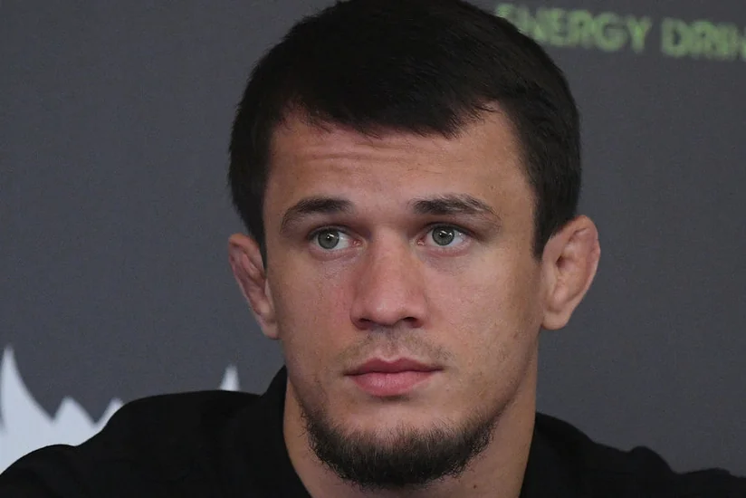 Россиянин Нурмагомедов победил американца Примуса в титульном бою Bellator