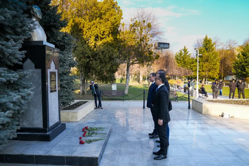 Azərbaycan nümayəndə heyəti Buxarestdə Ümummilli Lider Heydər Əliyevin abidəsini ziyarət edib