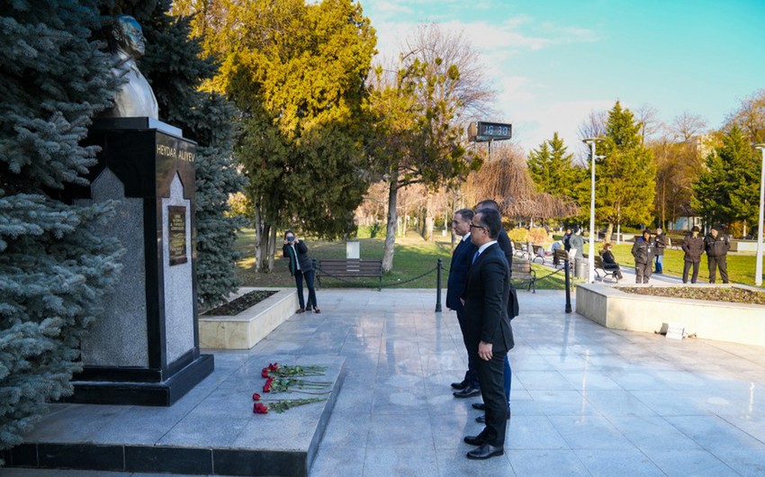 Azerbaijani delegation visits monument of National Leader Heydar Aliyev in Bucharest