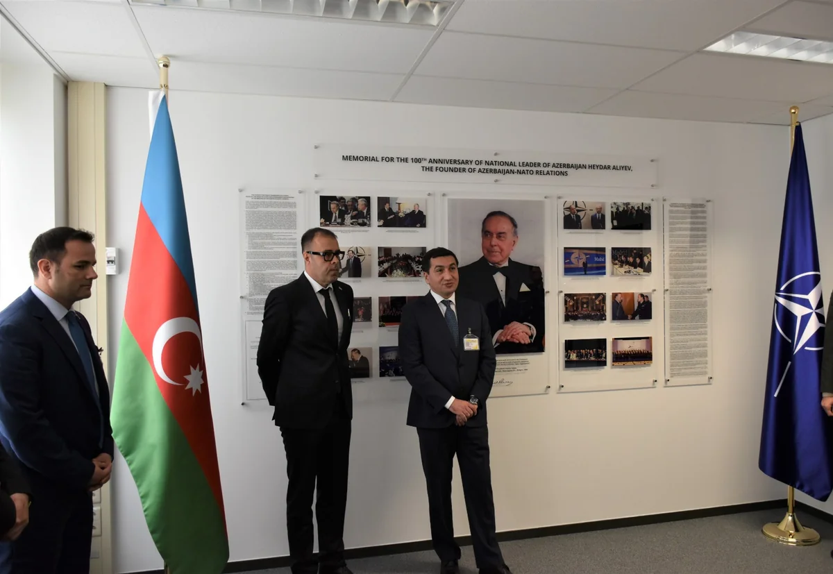NATO-nun mənzil qərargahında Heydər Əliyevin 100 illik yubileyi ilə bağlı sərgi açılıb