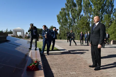 İlham Əliyev Bişkekdə “Ata-Beyit” Milli Tarixi-Memorial Kompleksini ziyarət edib - YENİLƏNİB