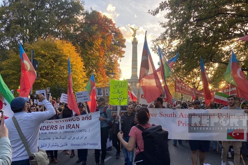 Almaniyada yürüş-mitinqində İrandakı hakimiyyətin istefası tələb olunub