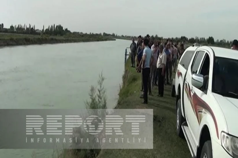 В Евлахе автомобиль упал в канал, один человек утонул