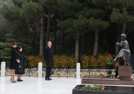 Prezident İlham Əliyev ümummilli lider Heydər Əliyevin məzarını ziyarət edib