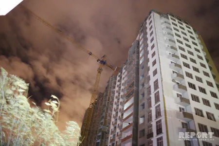 Bakıda güclü küləyin dağıtdığı dam örtüyü ətrafdakı insanlara təhlükə yaradıb - FOTO - VİDEO