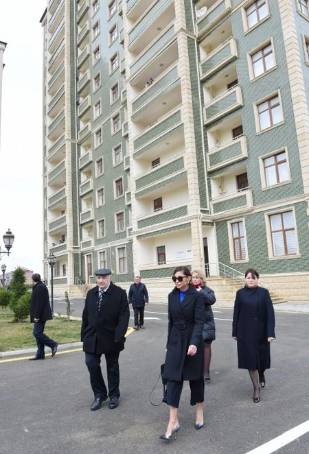 Azərbaycanın birinci xanımı valideyn himayəsindən məhrum olan gənclər üçün tikilən yaşayış binasının açılışında iştirak edib