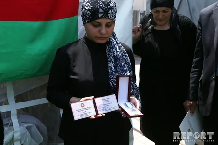 Air Forces Commander presents Azerbaijani flag order to father of martyr Tabriz Musazade - PHOTO