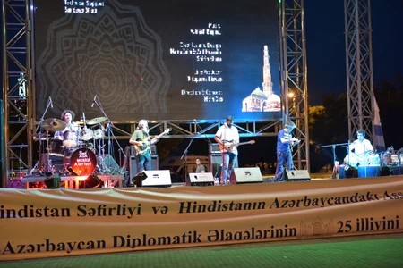 Baku hosts concert of Indian Ocean band