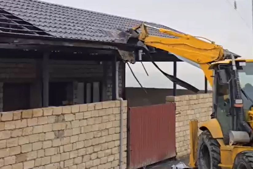 Sulutəpədə qanunsuz tikili sökülüb