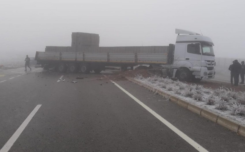 Türkiyədə iki yol qəzasında 7 nəfər ölüb, 30 nəfər yaralanıb