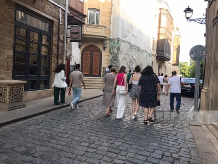 Ukraynalı məktəblilər İçərişəhəri gəziblər