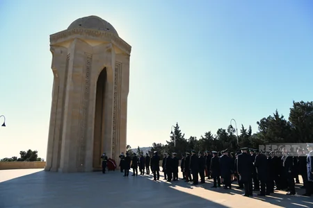 Ədliyyə Nazirliyinin kollektivi Fəxri və Şəhidlər xiyabanlarını ziyarət edib