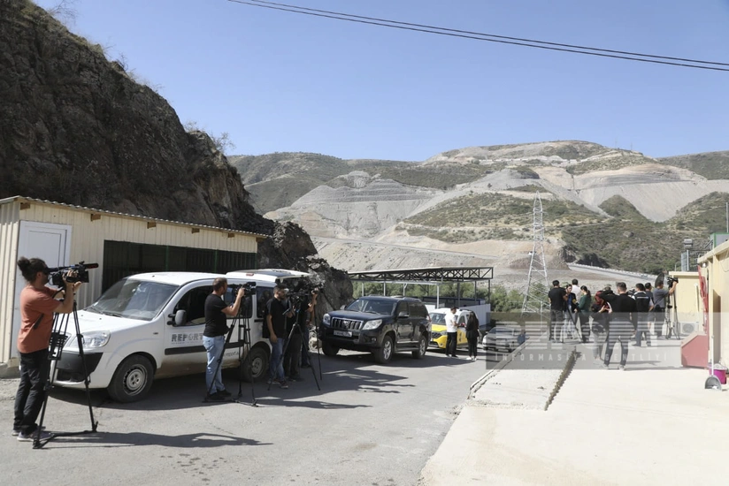 Foreign journalists get acquainted with Lachin border checkpoint
