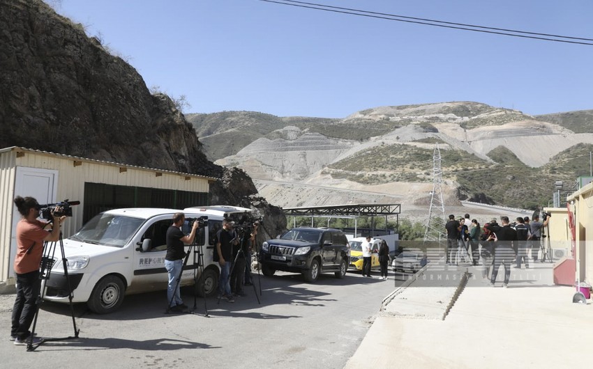 Foreign journalists get acquainted with Lachin border checkpoint