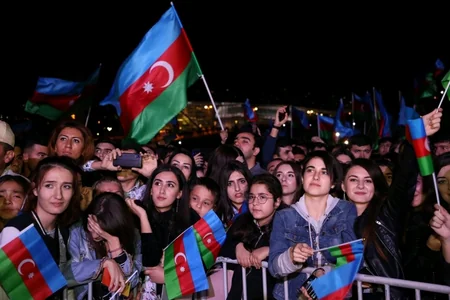 Heydər Əliyev Mərkəzinin parkında Müstəqillik Günü münasibətilə konsert olub