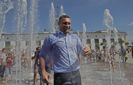 ​Kiyev meri fəvvarədə çimib - VİDEO