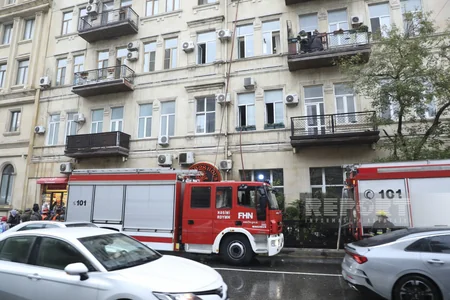 В центре Баку произошел пожар в жилом доме