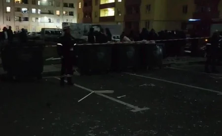 При взрыве с пожаром в многоэтажном доме в Сарае пострадал человек, зданию нанесен ущерб - ВИДЕО
