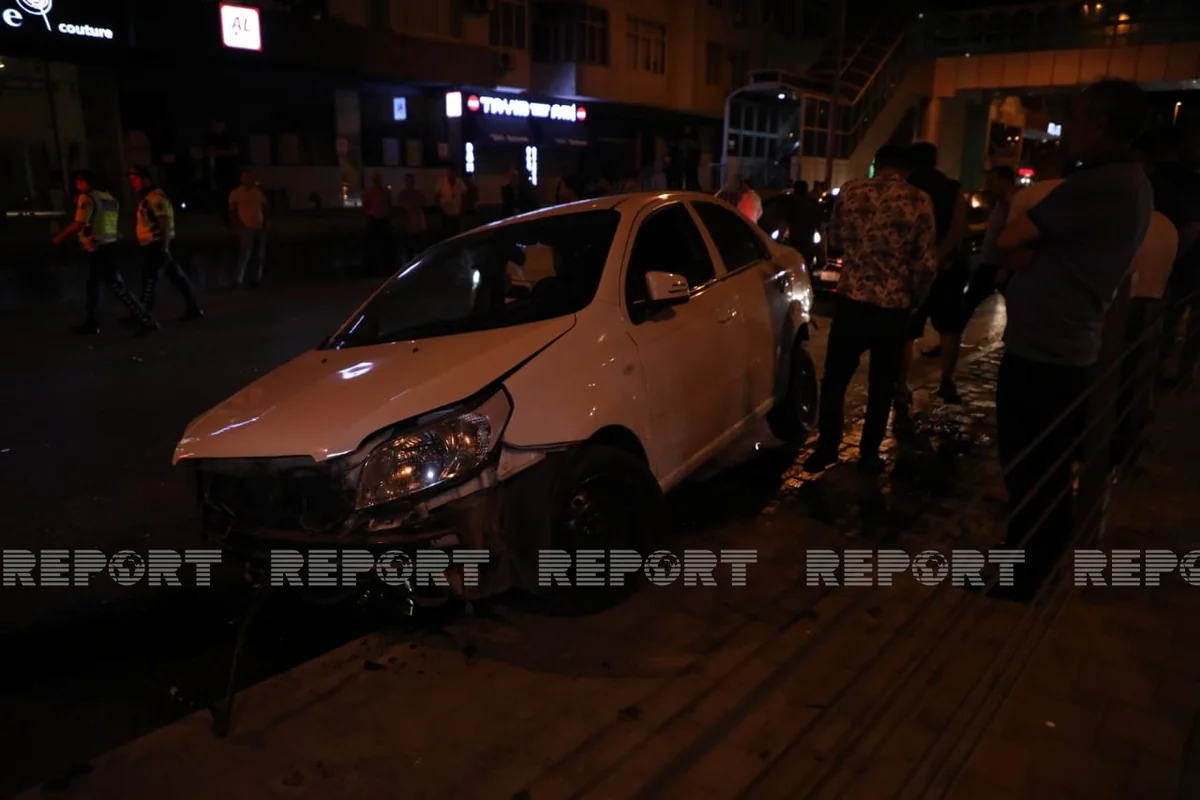 Bakıda avtomobil maneəyə çırpıldı, xəsarət alan var