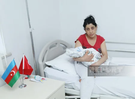 Dördgünlük körpəsi ilə zəlzələ bölgəsindən gələn qadın: Güclə canımızı qurtardıq