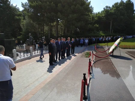 Gənclər və İdman Nazirliyinin əməkdaşları Fəxri Xiyabanı ziyarət edib