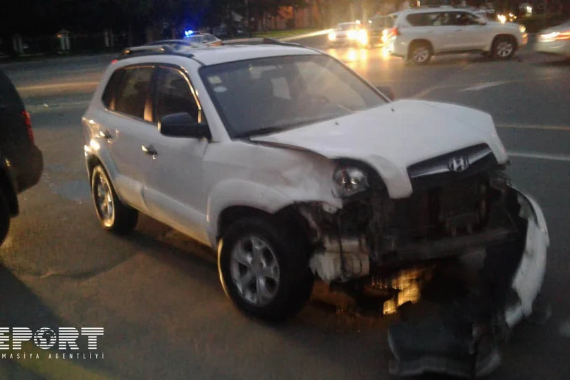 В Баку столкнулись два автомобиля, на дороге возникла пробка - ФОТО