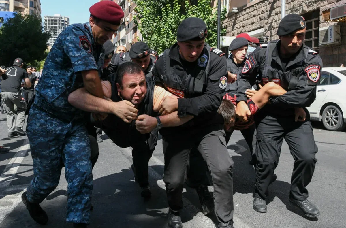 Ermənistanda müxalifətçilər seçkilərlə əlaqədar kütləvi şəkildə saxlanılıb