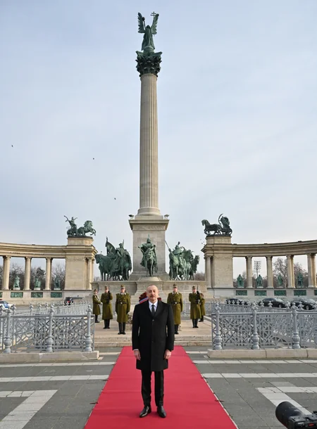President Ilham Aliyev visits tomb of unknown soldier in Budapest