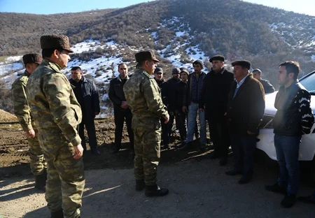 Müdafiə naziri cəbhənin ön xəttində yerləşən bölmələrdə olub