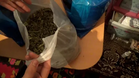 Masazırda yaşadığı evdə tiryəkxana təşkil edən qadın narkotacir saxlanılıb