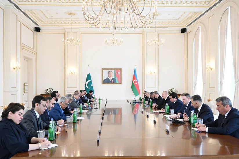 Началась встреча президента Азербайджана с премьер-министром Пакистана в расширенном составе