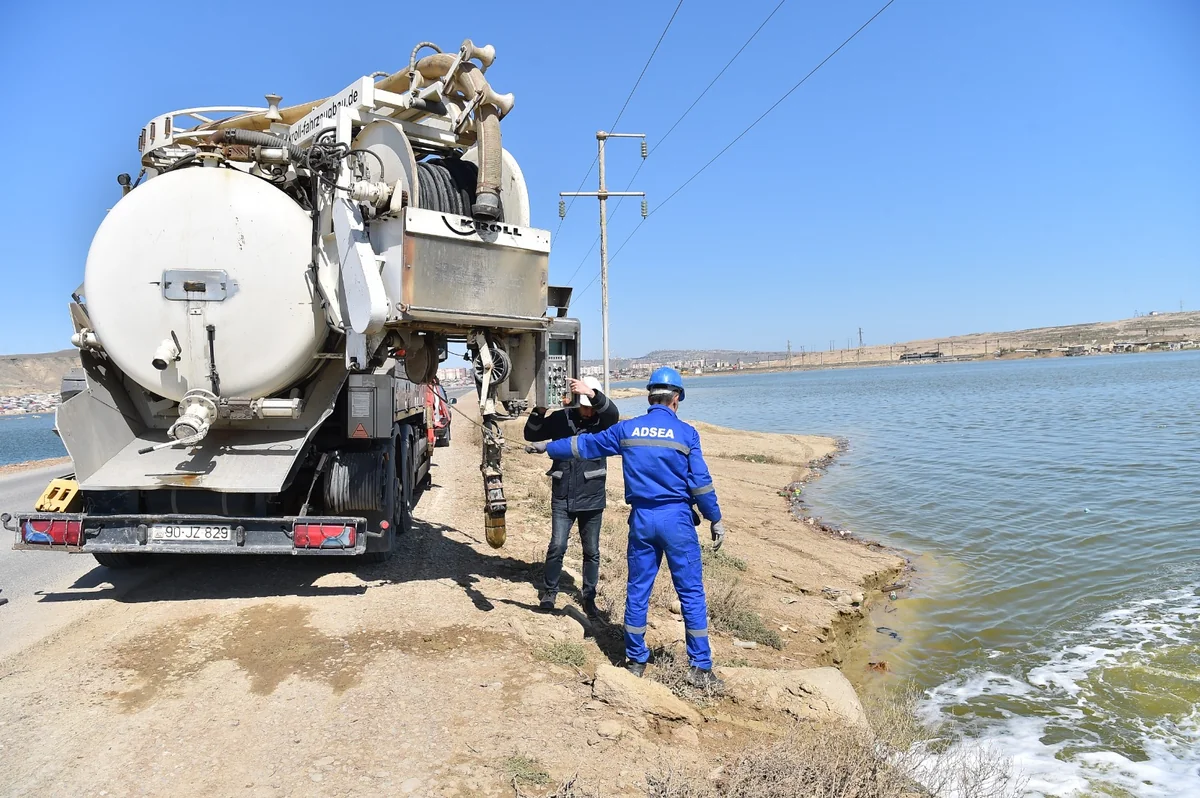 ADSEA: Lökbatan qəsəbəsində evlərin həyətləri sudan təmizlənir