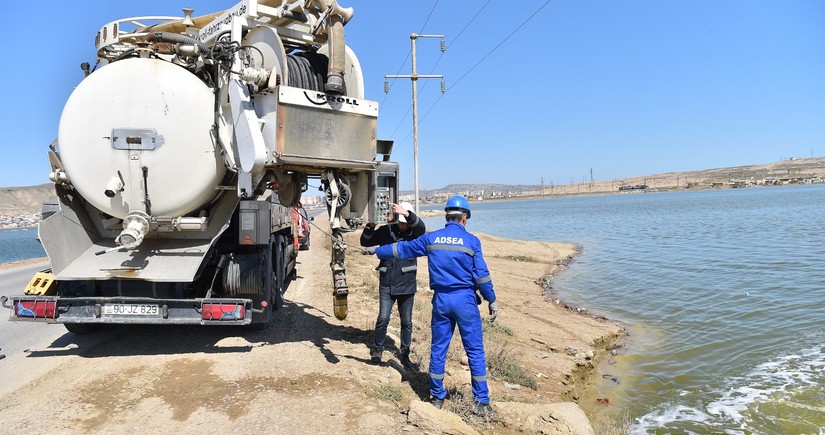 ADSEA: Lökbatan qəsəbəsində evlərin həyətləri sudan təmizlənir