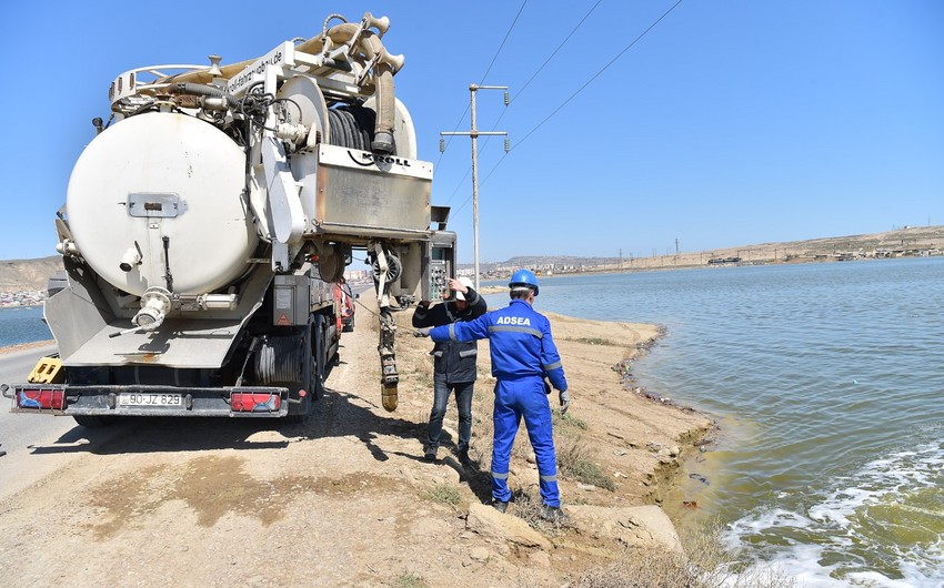 ADSEA: Lökbatan qəsəbəsində evlərin həyətləri sudan təmizlənir
