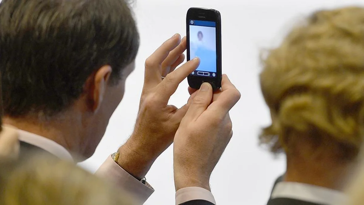 Scientists: Cell phones cause vision loss