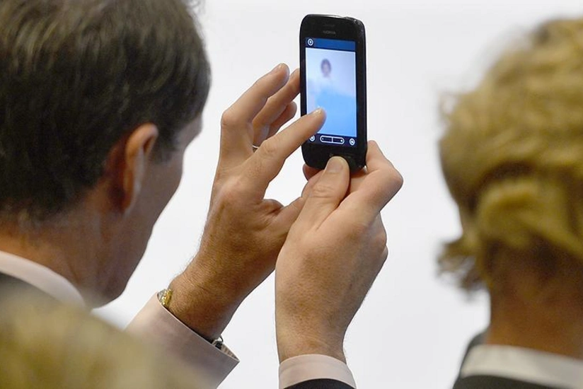 Scientists: Cell phones cause vision loss