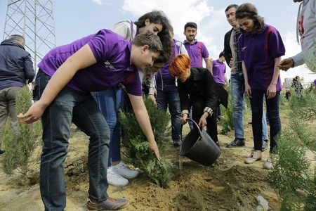 Tünzalə Ağayeva Dostluq Parkında ağacəkmə aksiyasına qatılıb
