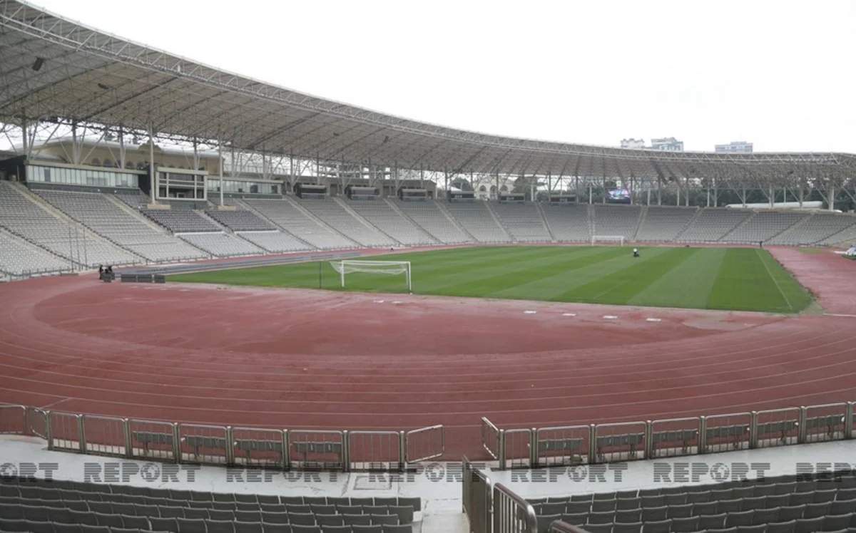 Respublika stadionunda meydançalardan biri sökülüb