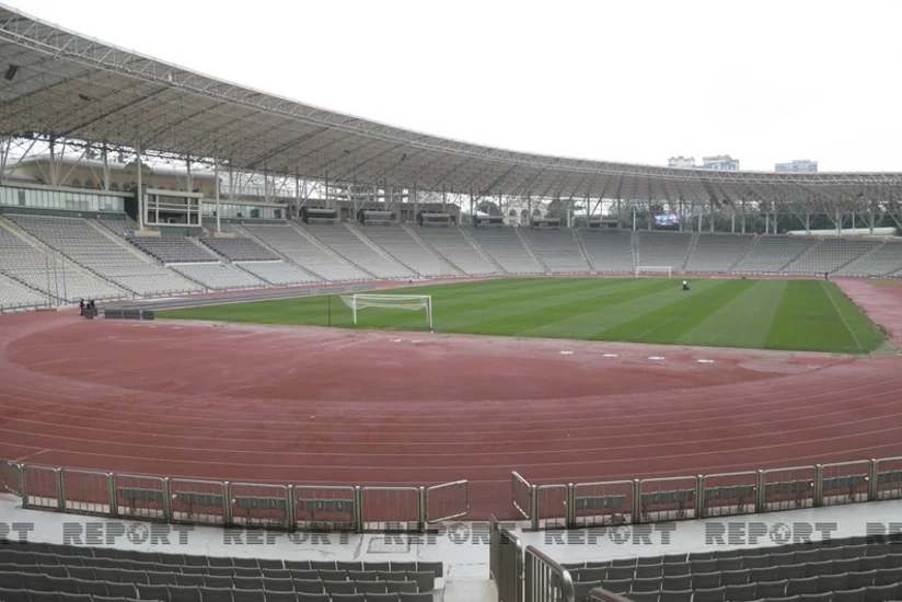 Respublika stadionunda meydançalardan biri sökülüb