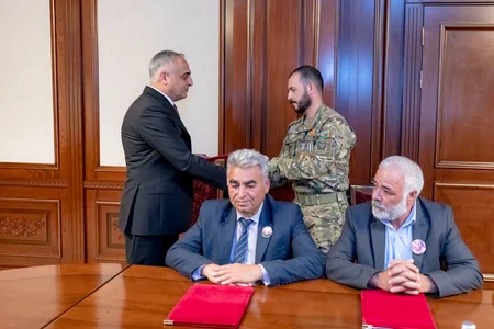 Naxçıvanda şəhid ailələrinə, qazilərə mənzillər və avtomobillər verilib