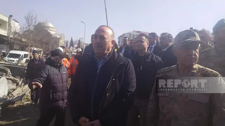 Azərbaycan və Türkiyənin XİN başçıları Kahramanmaraşda dağıntılar olan ərazilərə baş çəkib, zərərçəkmişlərlə görüşüb