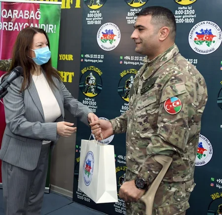 Fərid Qayıbov bazanın açılışında iştirak edib, şəhidin atasına plaket verib